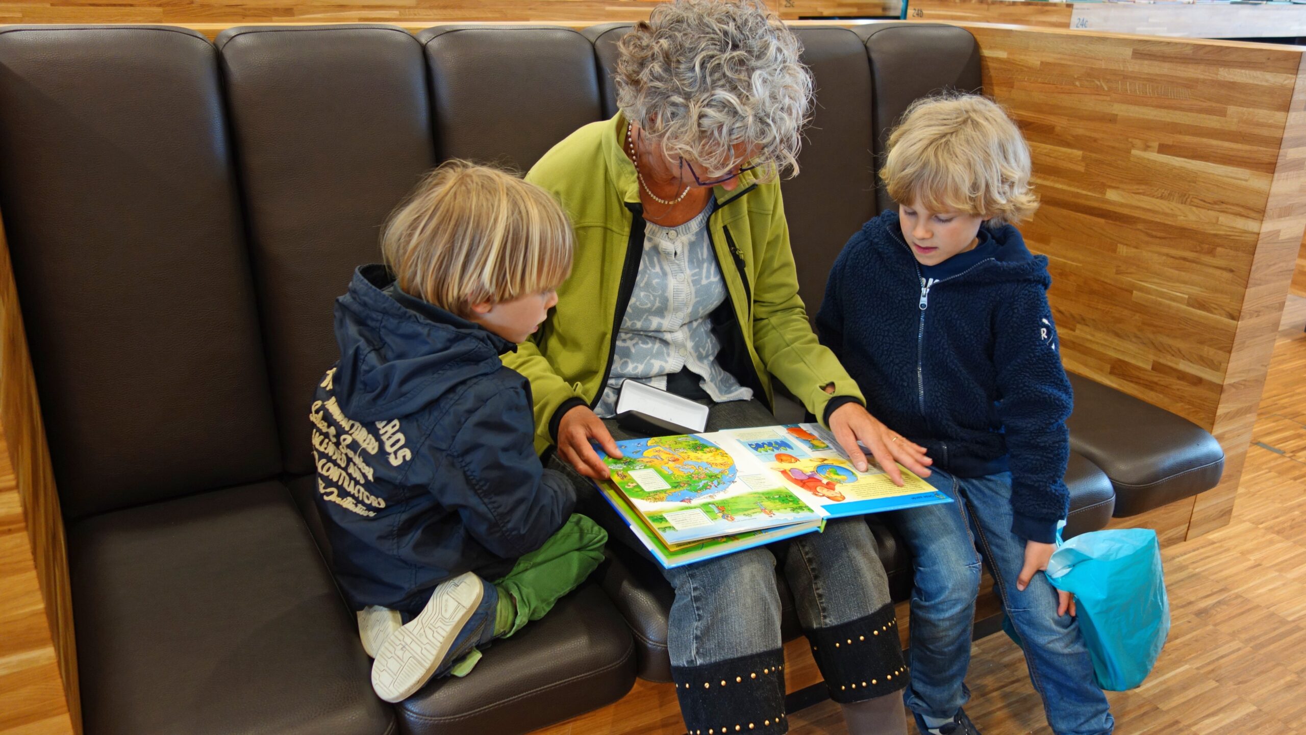 L'enfance est ponctuée de petits moments souvent imperceptibles : une question posée au petit-déjeuner, une histoire racontée avant de dormir, ou une simple promenade qui éveille la curiosité. Chez Milan Jeunesse, ces expériences quotidiennes sont perçues comme de précieuses occasions d'apprendre, de créer et de s'épanouir. Grâce à une approche unique qui allie récits, imagination et apprentissage par la découverte, Milan Jeunesse transforme les moments ordinaires en aventures enrichissantes qui incitent les enfants à explorer, réfléchir et rêver.